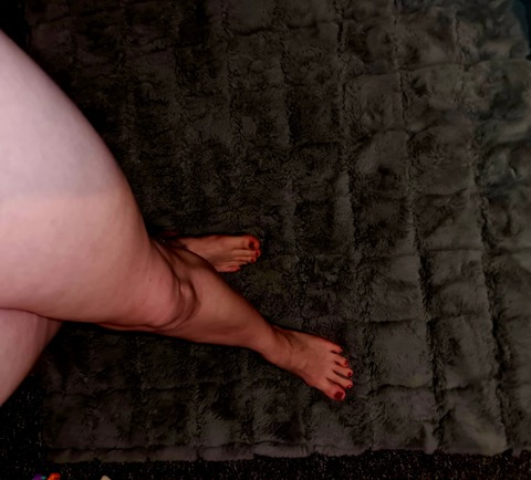 Header of pretty-feet-girl